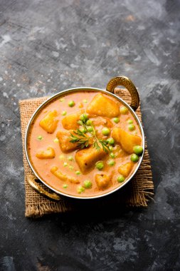 Hint Aloo Mutter köri - patates ve bezelye bir soğan domates et suyu dalmış ve kişniş yaprakları ile süslenmiş. Bir Karahi/kadhai veya pan veya kase servis. seçici odak