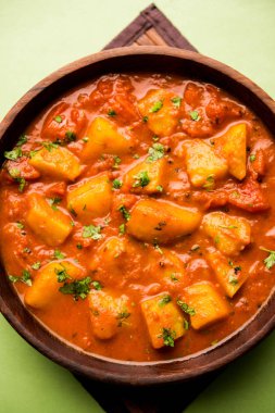 Hint yemeği - Aloo köri masala. Baharatlar ve otlar bir domates köri ile patates pişmiş. bir kapta moody arka plan üzerinde servis. seçici odak