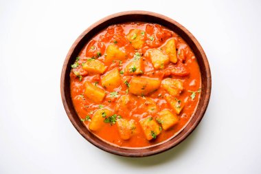 Hint yemeği - Aloo köri masala. Baharatlar ve otlar bir domates köri ile patates pişmiş. bir kapta moody arka plan üzerinde servis. seçici odak