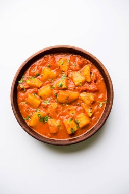 Hint yemeği - Aloo köri masala. Baharatlar ve otlar bir domates köri ile patates pişmiş. bir kapta moody arka plan üzerinde servis. seçici odak