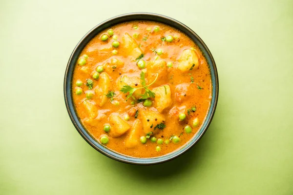 Indiska Aloo Mutter Curry Potatis Och Ärtor Nedsänkt Lök Tomatsky — Stockfoto