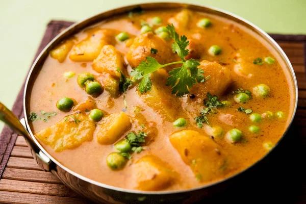 Curry Indien Aloo Mutter Pommes Terre Pois Plongés Dans Une — Photo