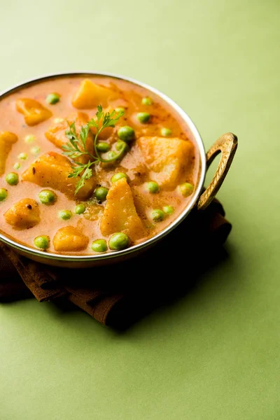 Hint Aloo Mutter köri - patates ve bezelye bir soğan domates et suyu dalmış ve kişniş yaprakları ile süslenmiş. Bir Karahi/kadhai veya pan veya kase servis. seçici odak
