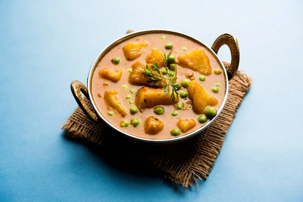 Hint Aloo Mutter köri - patates ve bezelye bir soğan domates et suyu dalmış ve kişniş yaprakları ile süslenmiş. Bir Karahi/kadhai veya pan veya kase servis. seçici odak