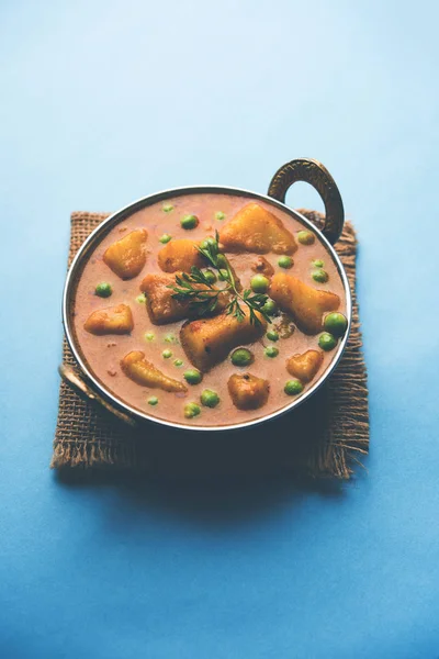 Indian Aloo Mutter Curry Potato Peas Immersed Onion Tomato Gravy — Stock Photo, Image
