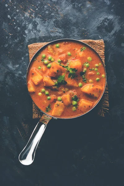 Indiai Aloo Mutter Curry Burgonya Borsó Elmerül Egy Hagymás Paradicsom — Stock Fotó