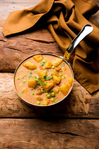 インド Aloo つぶやくカレー ジャガイモとエンドウ豆はタマネギ トマトのグレービー ソースに浸漬し コリアンダーの葉を添えています Kadhai ボウルでお召し上がりいただけます 選択と集中 — ストック写真