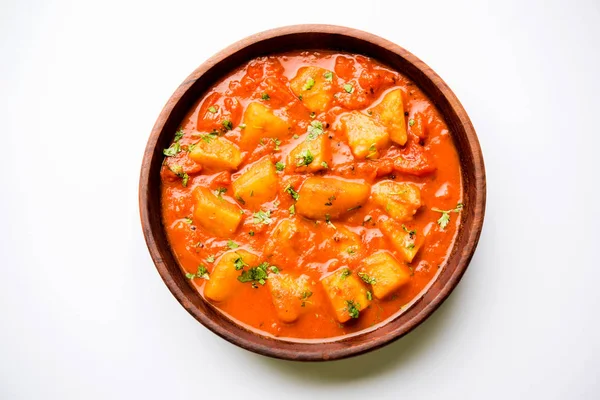Hint yemeği - Aloo köri masala. Baharatlar ve otlar bir domates köri ile patates pişmiş. bir kapta moody arka plan üzerinde servis. seçici odak