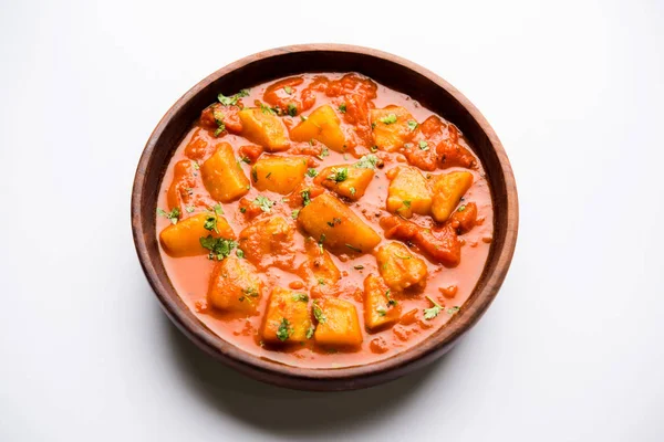 Hint yemeği - Aloo köri masala. Baharatlar ve otlar bir domates köri ile patates pişmiş. bir kapta moody arka plan üzerinde servis. seçici odak