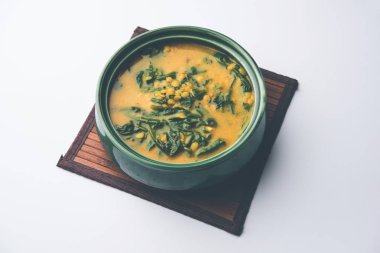Dal Palak veya mercimek ıspanak köri - popüler Hint ana yemek tarifi sağlıklı. bir karahi/pan veya kase servis. seçici odak