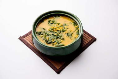 Dal Palak veya mercimek ıspanak köri - popüler Hint ana yemek tarifi sağlıklı. bir karahi/pan veya kase servis. seçici odak