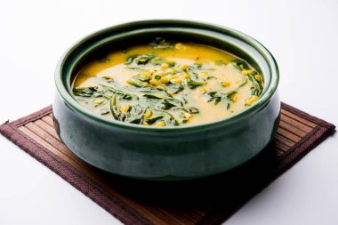Dal Palak veya mercimek ıspanak köri - popüler Hint ana yemek tarifi sağlıklı. bir karahi/pan veya kase servis. seçici odak