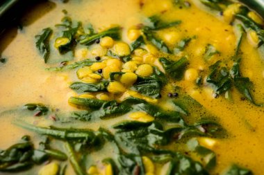 Dal Palak veya mercimek ıspanak köri - popüler Hint ana yemek tarifi sağlıklı. bir karahi/pan veya kase servis. seçici odak