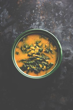Dal Palak veya mercimek ıspanak köri - popüler Hint ana yemek tarifi sağlıklı. bir karahi/pan veya kase servis. seçici odak