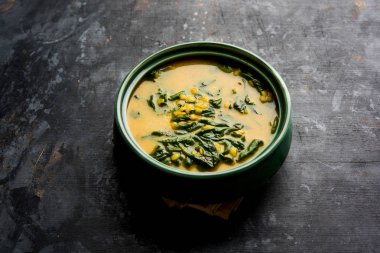Dal Palak veya mercimek ıspanak köri - popüler Hint ana yemek tarifi sağlıklı. bir karahi/pan veya kase servis. seçici odak
