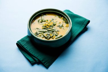 Dal Palak veya mercimek ıspanak köri - popüler Hint ana yemek tarifi sağlıklı. bir karahi/pan veya kase servis. seçici odak
