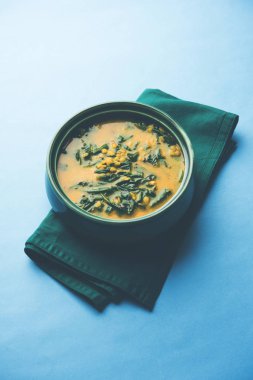 Dal Palak veya mercimek ıspanak köri - popüler Hint ana yemek tarifi sağlıklı. bir karahi/pan veya kase servis. seçici odak