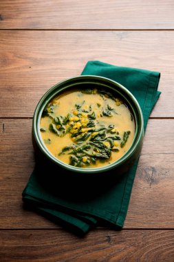 Dal Palak veya mercimek ıspanak köri - popüler Hint ana yemek tarifi sağlıklı. bir karahi/pan veya kase servis. seçici odak
