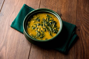 Dal Palak veya mercimek ıspanak köri - popüler Hint ana yemek tarifi sağlıklı. bir karahi/pan veya kase servis. seçici odak