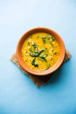 Dal Palak veya mercimek ıspanak köri - popüler Hint ana yemek tarifi sağlıklı. bir karahi/pan veya kase servis. seçici odak