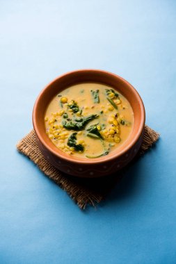 Dal Palak veya mercimek ıspanak köri - popüler Hint ana yemek tarifi sağlıklı. bir karahi/pan veya kase servis. seçici odak