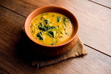 Dal Palak veya mercimek ıspanak köri - popüler Hint ana yemek tarifi sağlıklı. bir karahi/pan veya kase servis. seçici odak