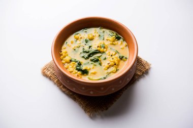 Dal Palak veya mercimek ıspanak köri - popüler Hint ana yemek tarifi sağlıklı. bir karahi/pan veya kase servis. seçici odak