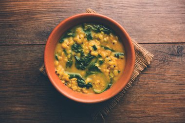 Dal Palak veya mercimek ıspanak köri - popüler Hint ana yemek tarifi sağlıklı. bir karahi/pan veya kase servis. seçici odak