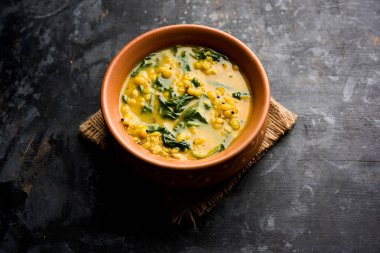 Dal Palak veya mercimek ıspanak köri - popüler Hint ana yemek tarifi sağlıklı. bir karahi/pan veya kase servis. seçici odak