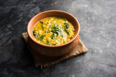 Dal Palak veya mercimek ıspanak köri - popüler Hint ana yemek tarifi sağlıklı. bir karahi/pan veya kase servis. seçici odak