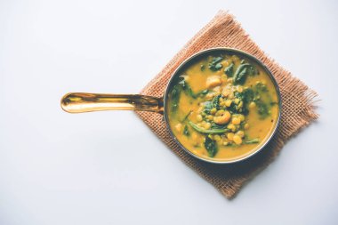 Dal Palak veya mercimek ıspanak köri - popüler Hint ana yemek tarifi sağlıklı. bir karahi/pan veya kase servis. seçici odak