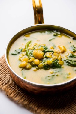 Dal Palak veya mercimek ıspanak köri - popüler Hint ana yemek tarifi sağlıklı. bir karahi/pan veya kase servis. seçici odak