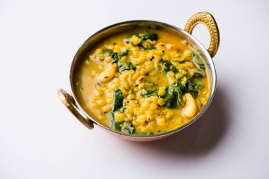 Dal Palak veya mercimek ıspanak köri - popüler Hint ana yemek tarifi sağlıklı. bir karahi/pan veya kase servis. seçici odak