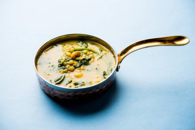 Dal Palak veya mercimek ıspanak köri - popüler Hint ana yemek tarifi sağlıklı. bir karahi/pan veya kase servis. seçici odak