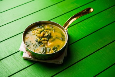Dal Palak veya mercimek ıspanak köri - popüler Hint ana yemek tarifi sağlıklı. bir karahi/pan veya kase servis. seçici odak