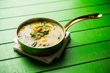 Dal Palak veya mercimek ıspanak köri - popüler Hint ana yemek tarifi sağlıklı. bir karahi/pan veya kase servis. seçici odak