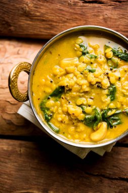 Dal Palak veya mercimek ıspanak köri - popüler Hint ana yemek tarifi sağlıklı. bir karahi/pan veya kase servis. seçici odak