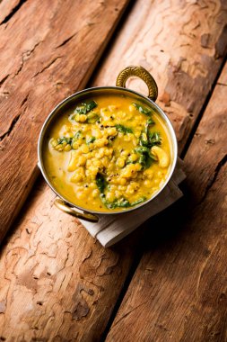 Dal Palak veya mercimek ıspanak köri - popüler Hint ana yemek tarifi sağlıklı. bir karahi/pan veya kase servis. seçici odak