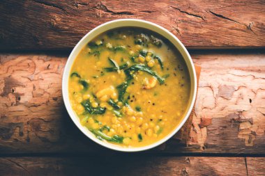 Dal Palak veya mercimek ıspanak köri - popüler Hint ana yemek tarifi sağlıklı. bir karahi/pan veya kase servis. seçici odak