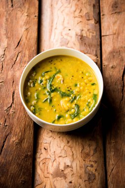 Dal Palak veya mercimek ıspanak köri - popüler Hint ana yemek tarifi sağlıklı. bir karahi/pan veya kase servis. seçici odak