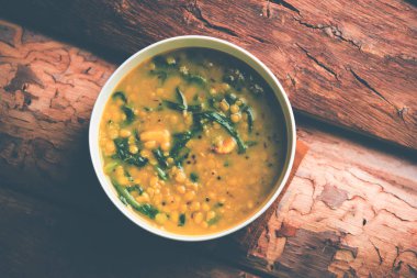 Dal Palak veya mercimek ıspanak köri - popüler Hint ana yemek tarifi sağlıklı. bir karahi/pan veya kase servis. seçici odak