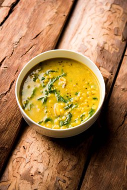 Dal Palak veya mercimek ıspanak köri - popüler Hint ana yemek tarifi sağlıklı. bir karahi/pan veya kase servis. seçici odak