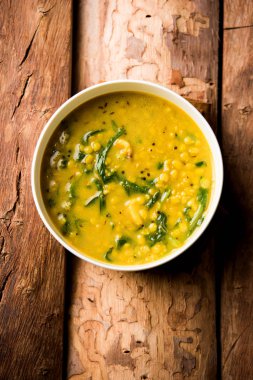 Dal Palak veya mercimek ıspanak köri - popüler Hint ana yemek tarifi sağlıklı. bir karahi/pan veya kase servis. seçici odak