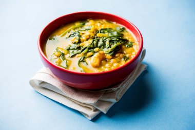 Dal Palak veya mercimek ıspanak köri - popüler Hint ana yemek tarifi sağlıklı. bir karahi/pan veya kase servis. seçici odak