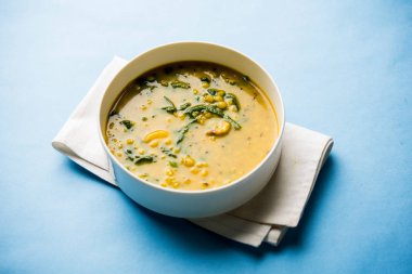 Dal Palak veya mercimek ıspanak köri - popüler Hint ana yemek tarifi sağlıklı. bir karahi/pan veya kase servis. seçici odak