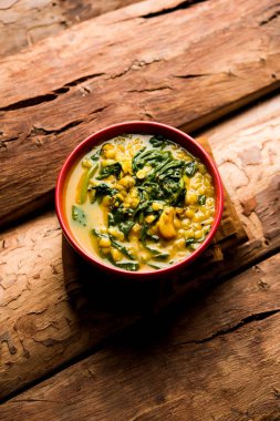 Dal Palak veya mercimek ıspanak köri - popüler Hint ana yemek tarifi sağlıklı. bir karahi/pan veya kase servis. seçici odak