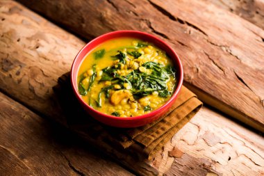 Dal Palak veya mercimek ıspanak köri - popüler Hint ana yemek tarifi sağlıklı. bir karahi/pan veya kase servis. seçici odak