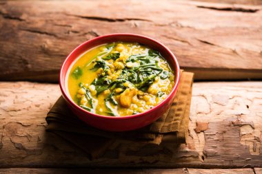 Dal Palak veya mercimek ıspanak köri - popüler Hint ana yemek tarifi sağlıklı. bir karahi/pan veya kase servis. seçici odak