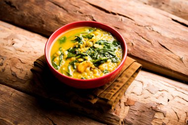 Dal Palak veya mercimek ıspanak köri - popüler Hint ana yemek tarifi sağlıklı. bir karahi/pan veya kase servis. seçici odak