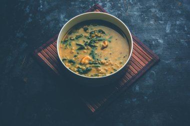 Dal Palak veya mercimek ıspanak köri - popüler Hint ana yemek tarifi sağlıklı. bir karahi/pan veya kase servis. seçici odak